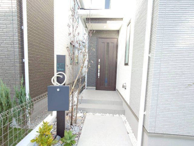 ＋＋沖縄市知花１丁目－C号棟（全３棟）の玄関