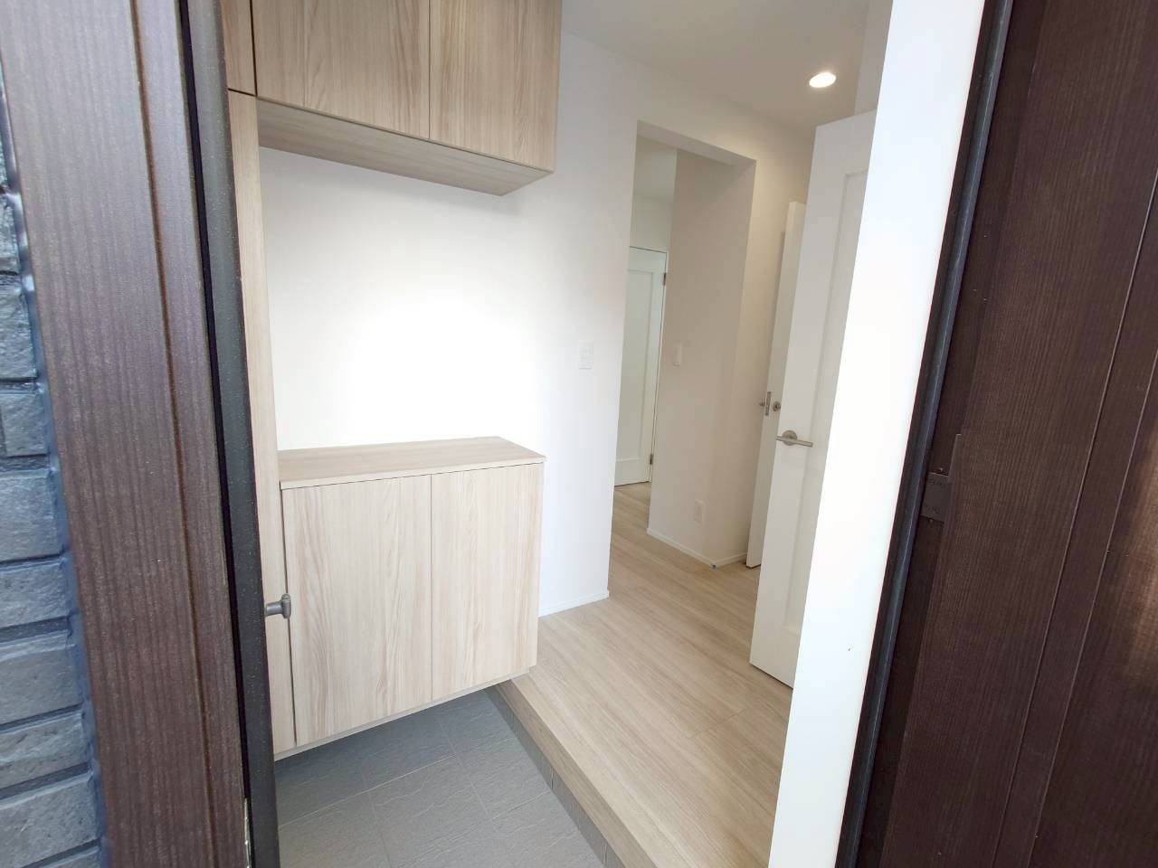 ＋＋沖縄市知花１丁目－C号棟（全３棟）の玄関