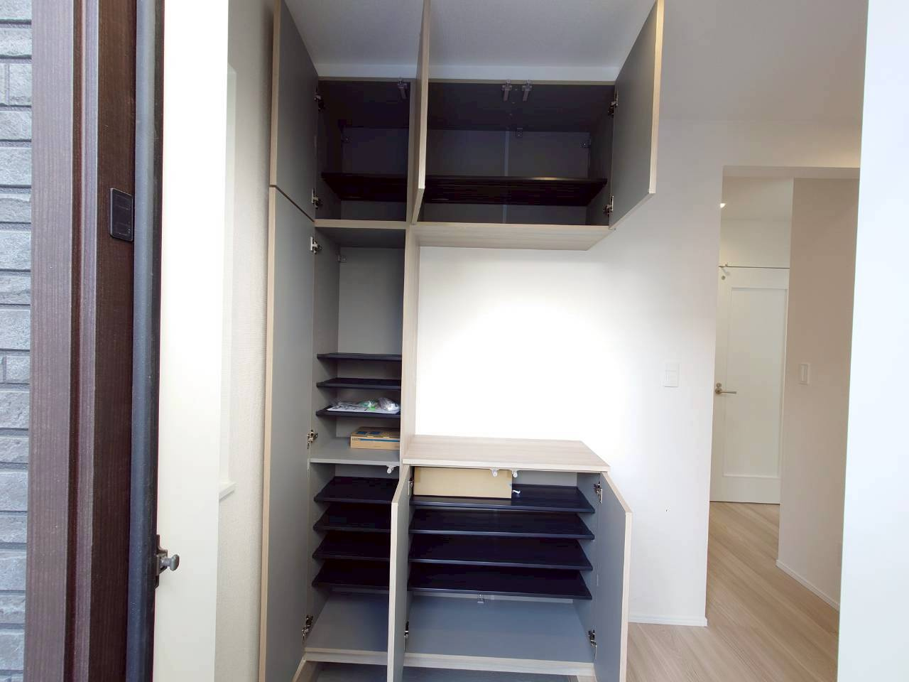 ＋＋沖縄市知花１丁目－C号棟（全３棟）の玄関