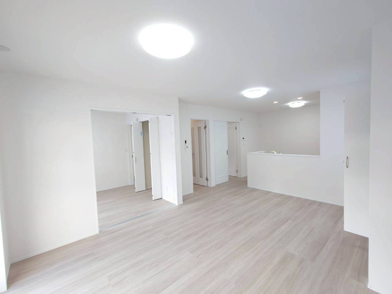 ＋＋沖縄市知花１丁目－C号棟（全３棟）の居間・リビング