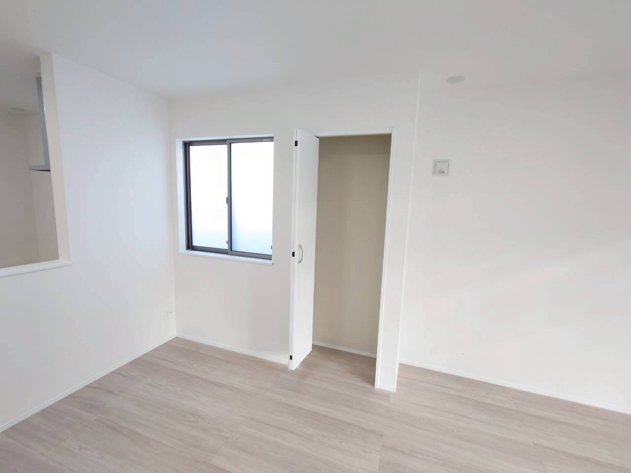 ＋＋沖縄市知花１丁目－C号棟（全３棟）の居間・リビング