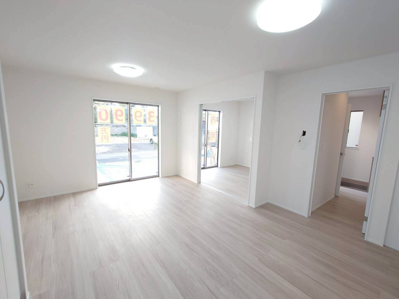 ＋＋沖縄市知花１丁目－C号棟（全３棟）の居間・リビング