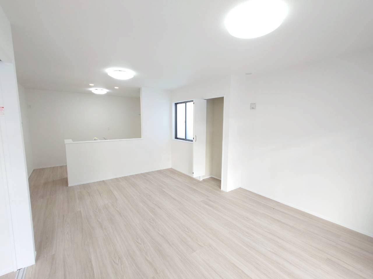 ＋＋沖縄市知花１丁目－C号棟（全３棟）の居間・リビング