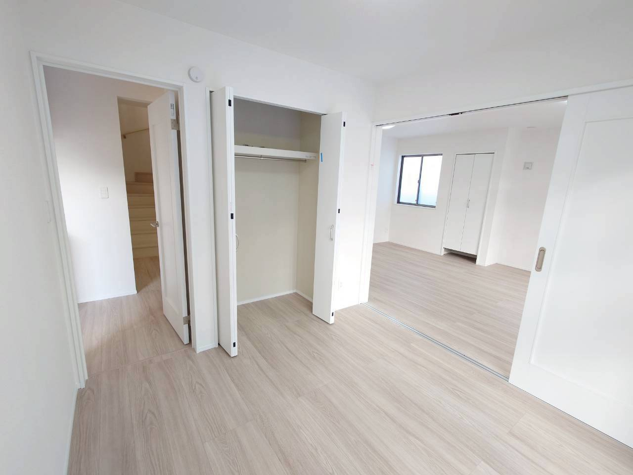 ＋＋沖縄市知花１丁目－C号棟（全３棟）の洋室