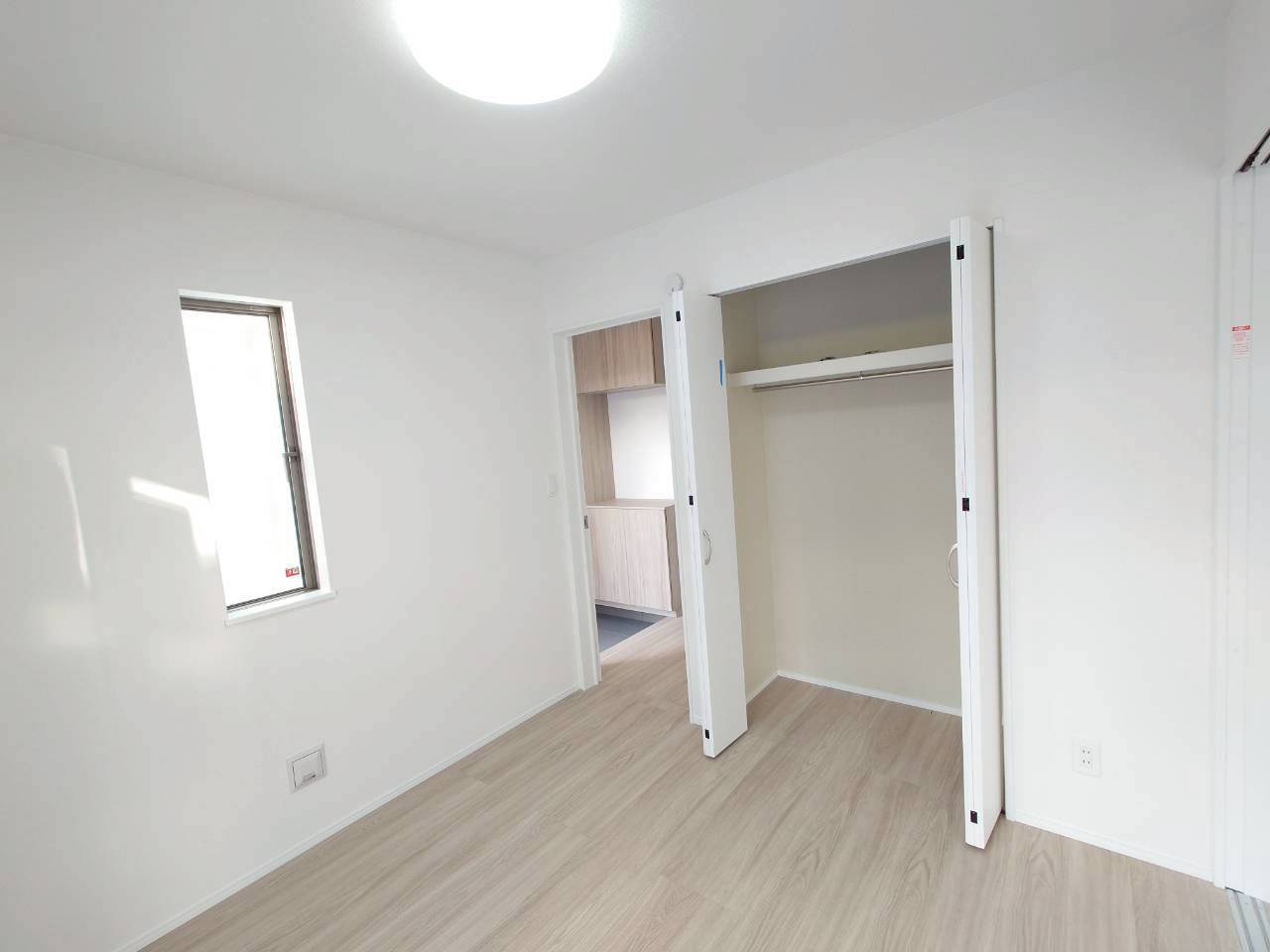 ＋＋沖縄市知花１丁目－C号棟（全３棟）の洋室