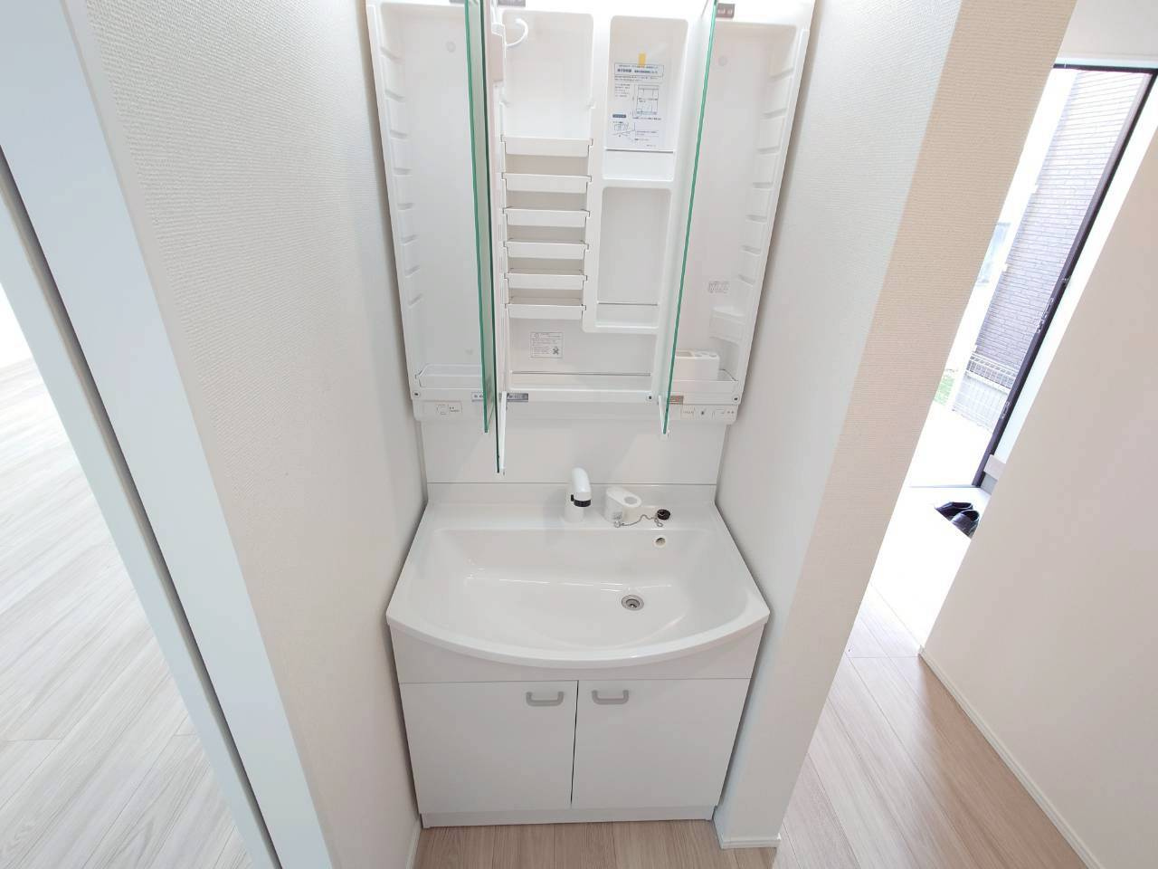 ＋＋沖縄市知花１丁目－C号棟（全３棟）の独立洗面台