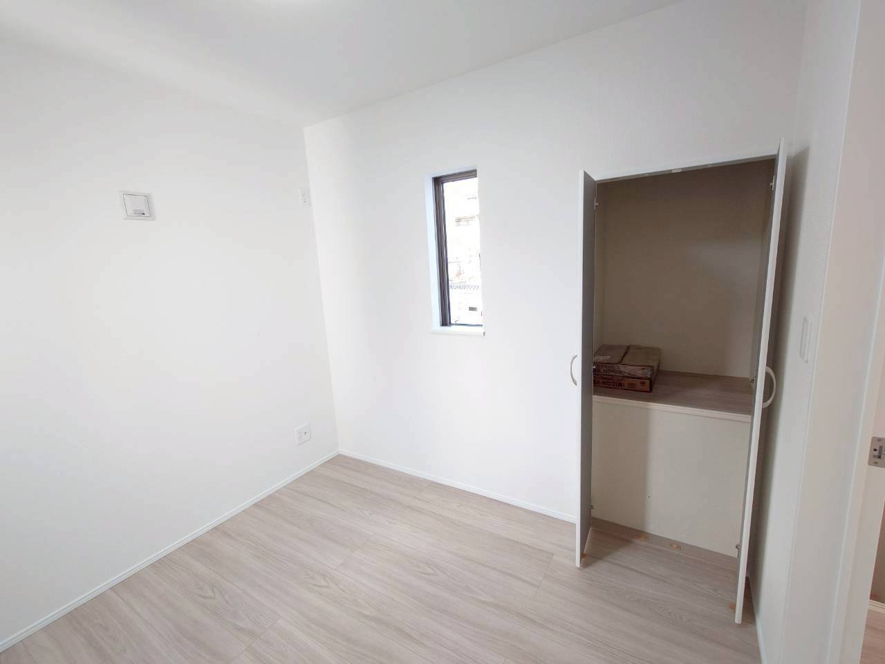 ＋＋沖縄市知花１丁目－C号棟（全３棟）の洋室