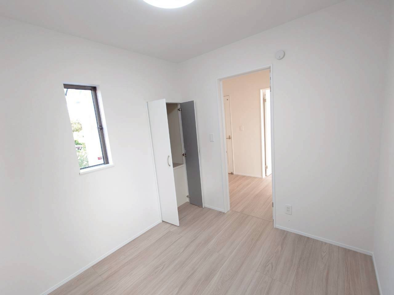 ＋＋沖縄市知花１丁目－C号棟（全３棟）の洋室