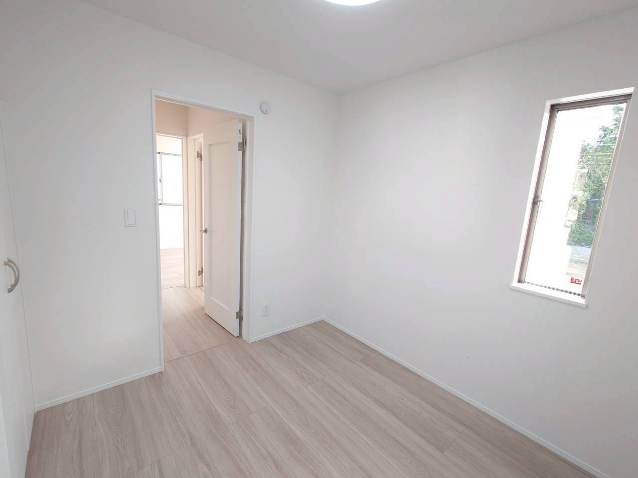 ＋＋沖縄市知花１丁目－C号棟（全３棟）の洋室