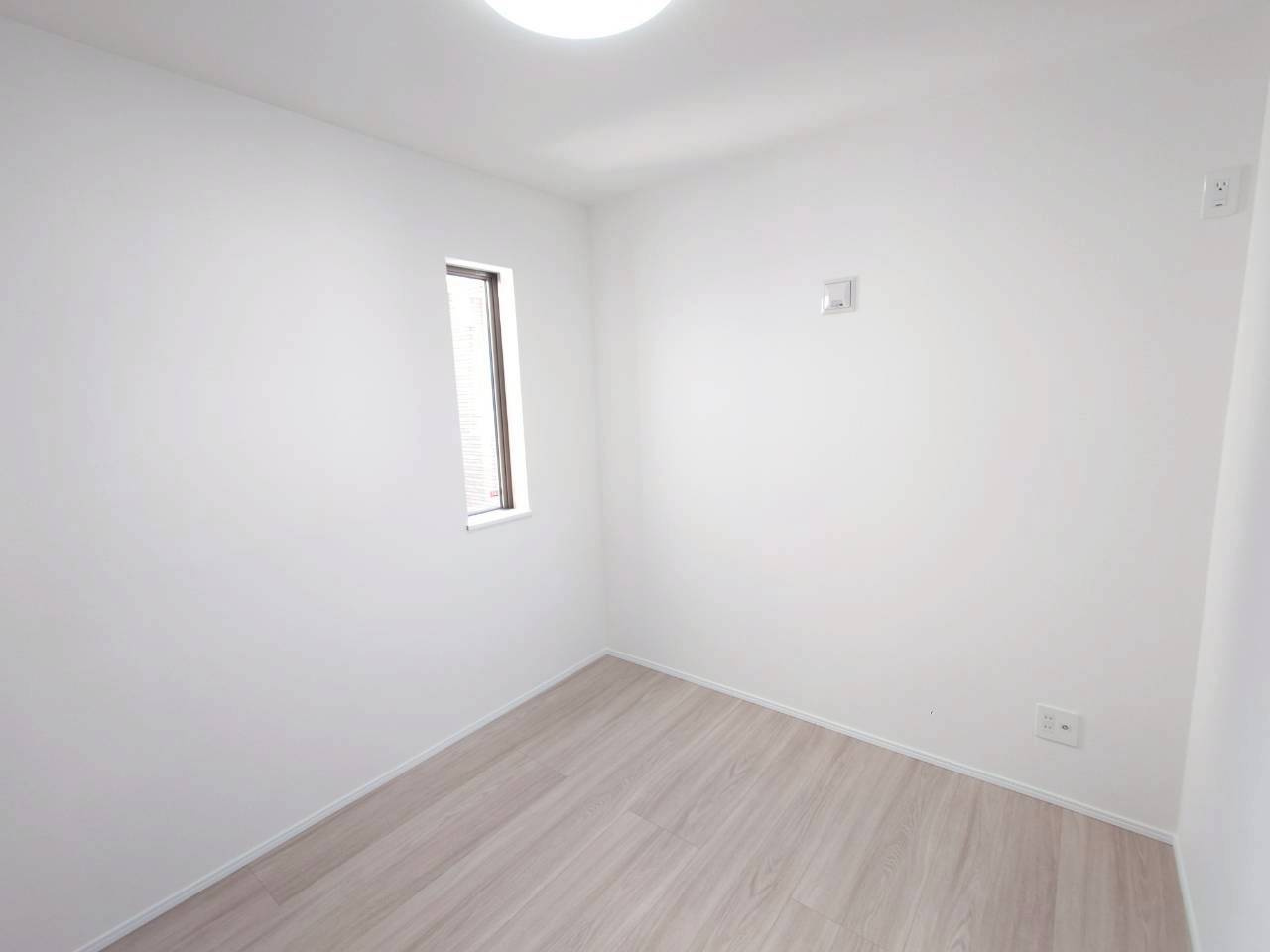 ＋＋沖縄市知花１丁目－C号棟（全３棟）の洋室