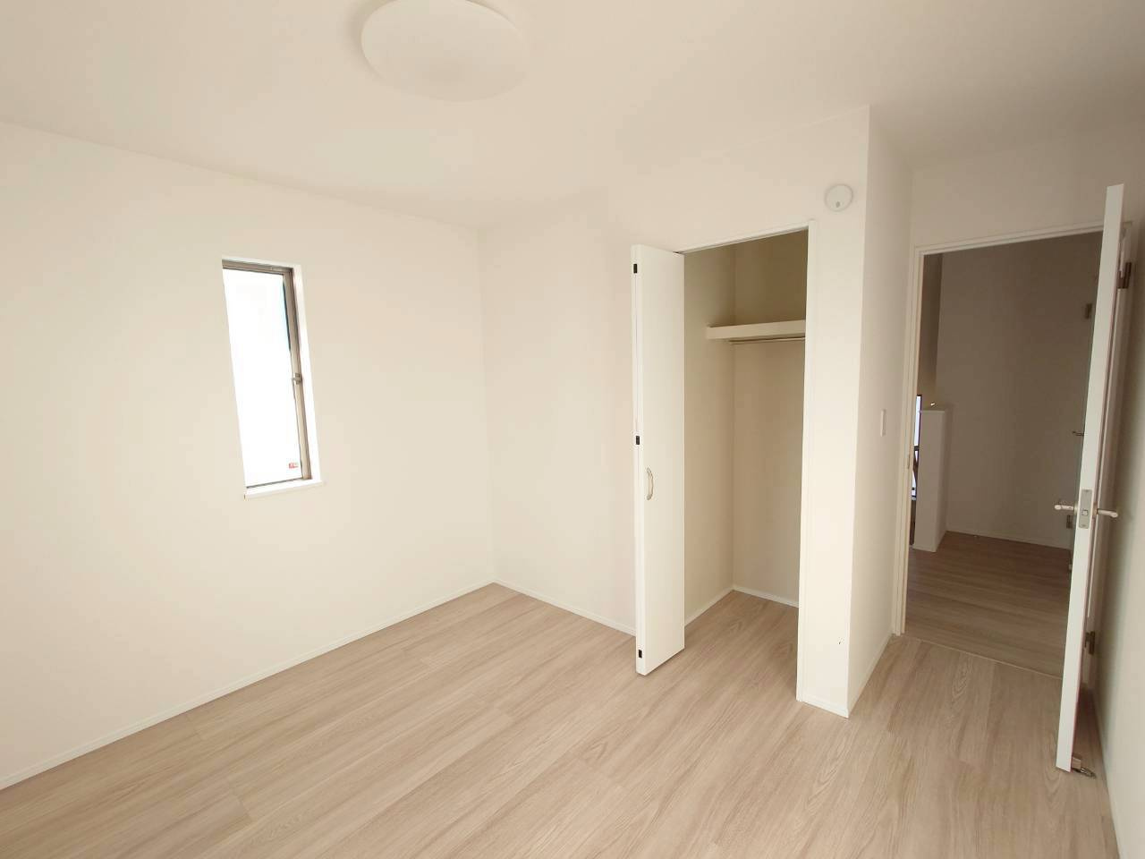 ＋＋沖縄市知花１丁目－C号棟（全３棟）の洋室