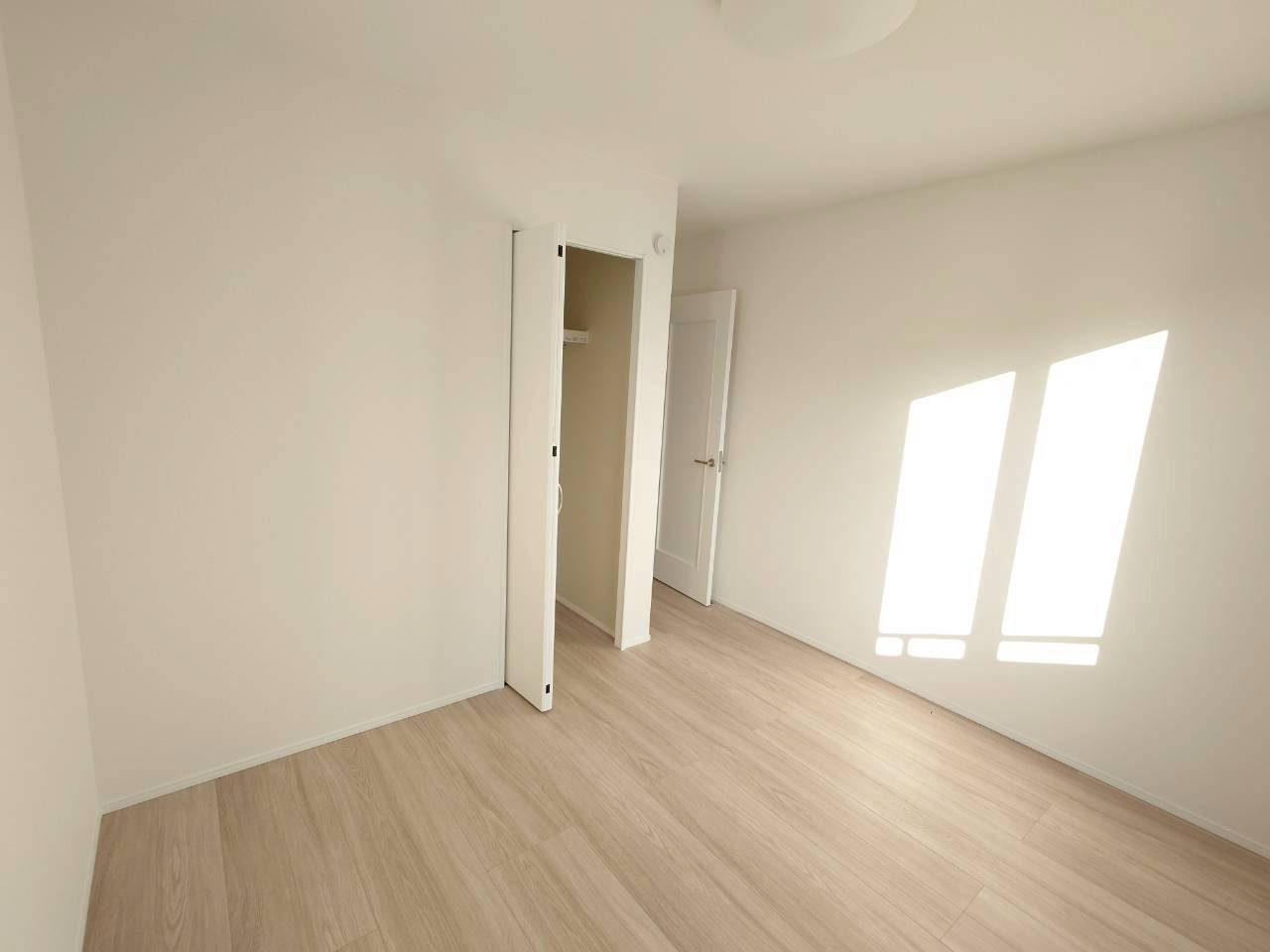 ＋＋沖縄市知花１丁目－C号棟（全３棟）の洋室