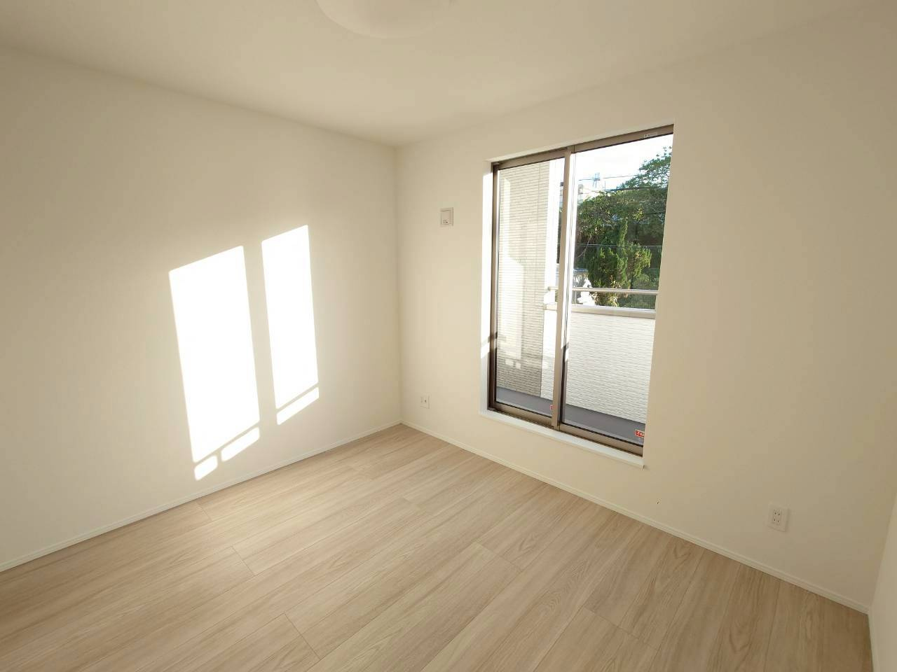 ＋＋沖縄市知花１丁目－C号棟（全３棟）の洋室