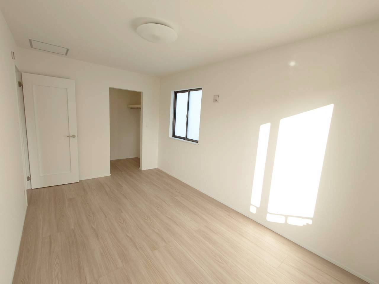 ＋＋沖縄市知花１丁目－C号棟（全３棟）の洋室