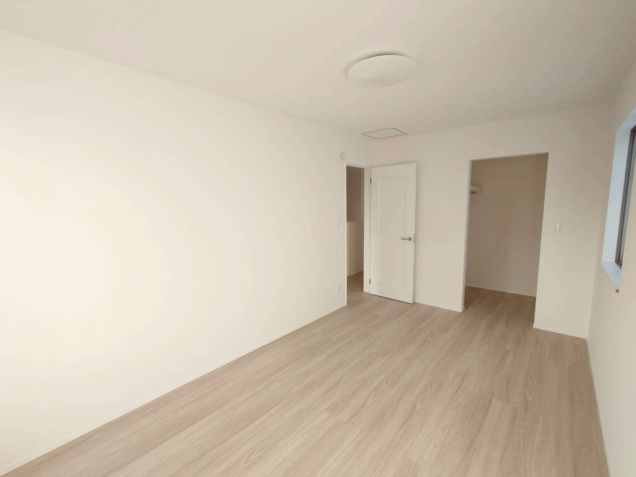 ＋＋沖縄市知花１丁目－C号棟（全３棟）の洋室