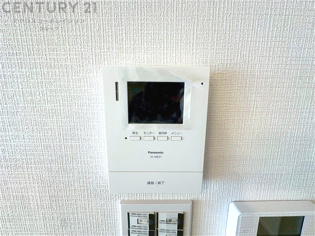 訪問者が来たときにテレビ画面で確認できるため、安心してドアを開けられます。録画機能があるものもあり、留守中に来訪者を記録しておくことができます。利便性が高く、セキュリティ面でも安心です。