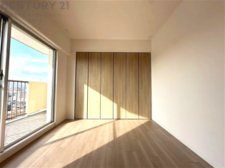 明るい色合いのフローリングとクロスを使用した洋室は家具やインテリアとも調和しやすく空間が広く感じられ開放感を生み出します。自然光を効果的に反射し、室内を明るく保つため、日中の照明使用を抑えられます。