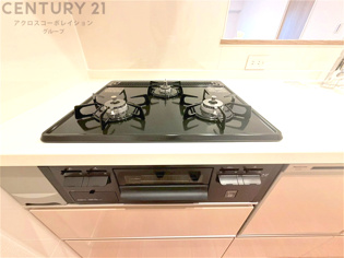 多数の調理器具を同時に使用でき、料理の効率化が可能。省エネで節約になり、様々な料理スタイルに適応できます。また、火力調整が独立しており、手入れや掃除もしやすく、今よりもっとお料理が楽しくなるかも。