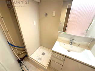 洗濯物の仕分け作業がしやすく、整理整頓が容易になります。洗濯音や湿気を他の部屋に持ち込まず、生活環境を快適に保ちます。上部を活用すれば収納スペースを確保でき洗剤や洗濯用品の整理もしやすくなります。