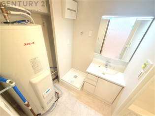 衣服の収納や脱ぎ着や整理整頓がしやすく、湿った衣類を乾燥させるスペースがありカビや臭いの発生を防ぎます。床の汚れを他の部屋に持ち込まず清潔を保つことができます。また快適な入浴環境の整備にも役立ちます。