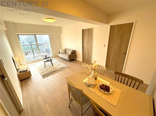 キッチン前のダイニングスペース　カウンターキッチンから料理の受け渡し等に便利です。ダイニングセットを置いても十分な広さを確保。