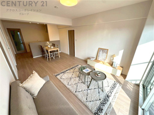 リビングダイニングは家族や友人とのコミュニケーションを楽しむ場所でくつろぎながら食事や会話を楽しめ、多目的に利用できリラックスできる空間です。家庭内の中心として機能し、快適な生活をサポートします。