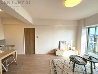 キッチン前のダイニングスペース　カウンターキッチンから料理の受け渡し等に便利です。ダイニングセットを置いても十分な広さを確保。