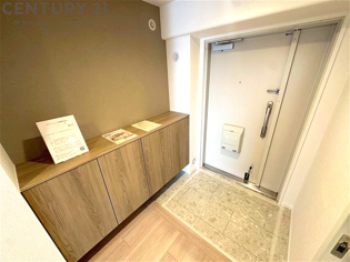 大きな玄関収納付きの玄関です　家族皆様の履物をしっかり収納できます
