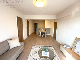 リビングダイニングは家族や友人とのコミュニケーションを楽しむ場所でくつろぎながら食事や会話を楽しめ、多目的に利用できリラックスできる空間です。家庭内の中心として機能し、快適な生活をサポートします。