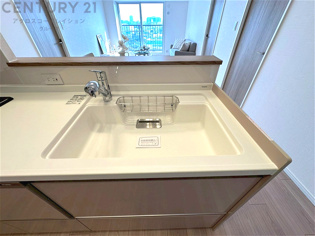 大きなシンクでお鍋などの大きな調理器具を洗う際にも便利です。
