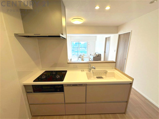 シンプルなデザインと使いやすさを兼ね備えた対面式システムキッチンは、効率的な作業スペースを提供し、家族やゲストとのコミュニケーションを促進します。