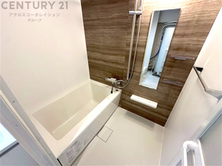 ユニットバスは省スペースでありながら、シンプルな設計と使いやすさを備え、簡便なメンテナンスが可能です。またミラー・小物置き場もあり便利です。