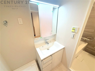 化粧品や洗顔料、歯ブラシなどの必需品をまとめて置ける収納スペースがあり、使用するたびに取り出す手間が省けます。また、水回りのため、濡れても大丈夫な素材が使用されており、お手入れが簡単です。