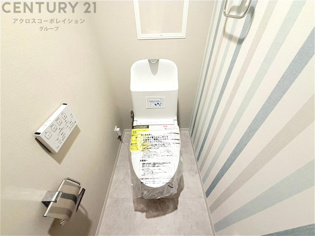 温水洗浄便座付トイレは温水洗浄機能により、暖かい水でおしりを洗浄することができ、冷たい水を使う従来の便座に比べ、温水洗浄機能で暖かいトイレを提供し、快適な使用を可能にします。