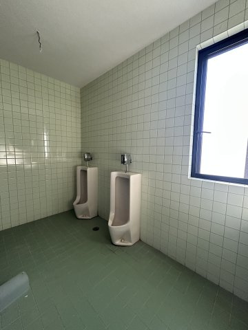 東山賃貸事務所のトイレ|男子トイレ　小便器