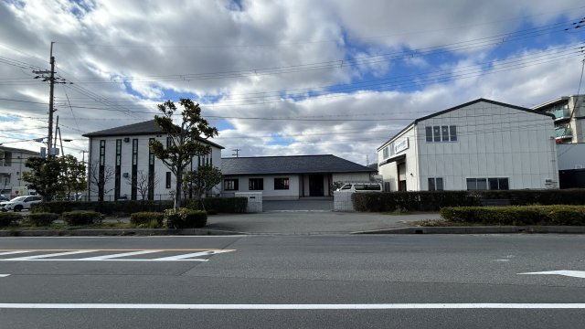 東山賃貸事務所の周辺|県道東面から進入路です