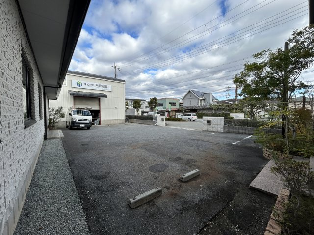 東山2階建賃貸事務所の駐車場
