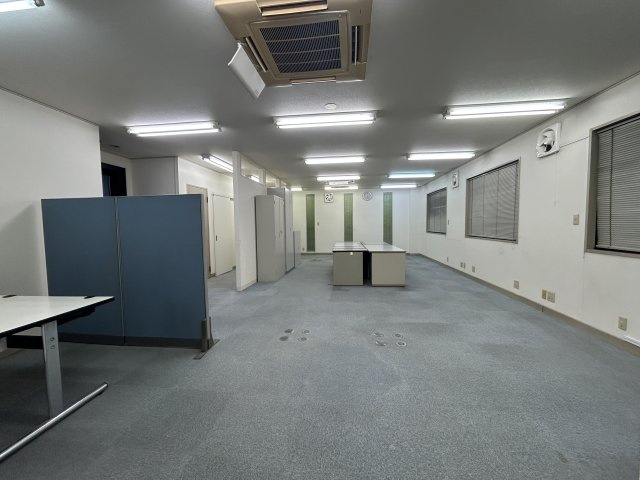 東山2階建賃貸事務所の洋室|１階事務所　事務机　テーブル　収納棚　パーテーション等あります