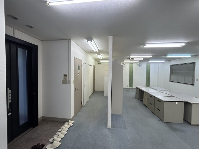 東山2階建賃貸事務所の洋室|１階事務所　玄関　パーテーション