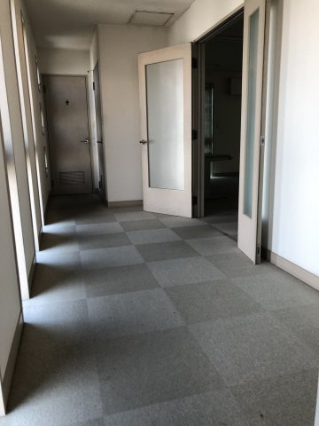 東山2階建賃貸事務所のロビー|２階事務所入り口