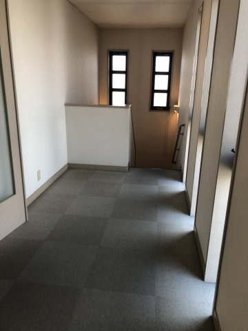 東山2階建賃貸事務所のロビー|2階事務所から階段方向