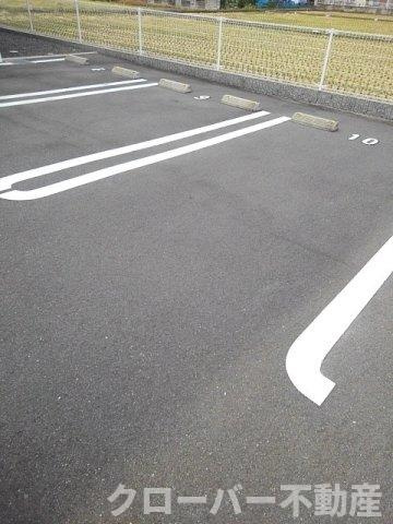 カーサ・クレストの駐車場