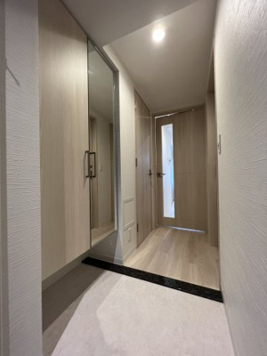 【玄関】 | ラ・ピシーヌ南堀江 | 姿見鏡のあるシューズボックス