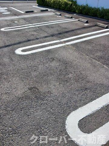 ロイヤルガーデンハイツＢの駐車場