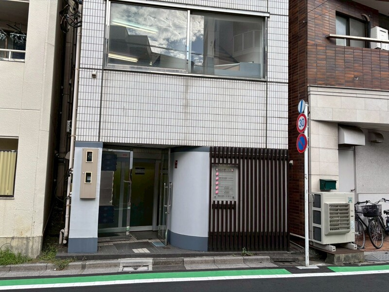 巣鴨桜並木通りビルのエントランス