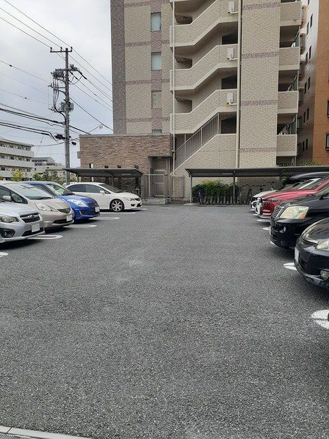 シェーネ　ベル・ウッドの駐車場