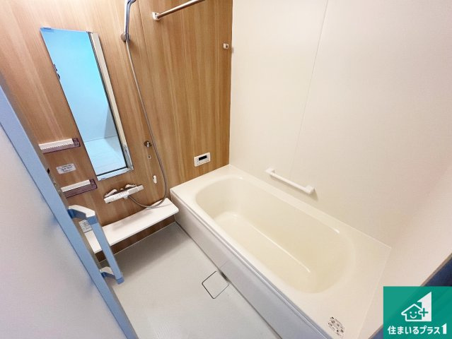 神戸市垂水区本多聞　第3期　新築一戸建ての浴室|足をゆったり伸ばして寛げる浴槽です。浴室乾燥機も設置しているので、雨の日の洗濯物も安心です♪