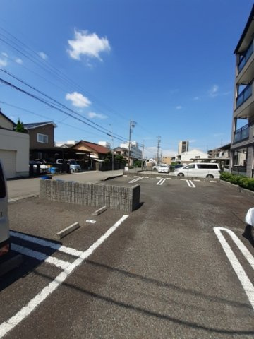 グリシーヌ１番館の駐車場