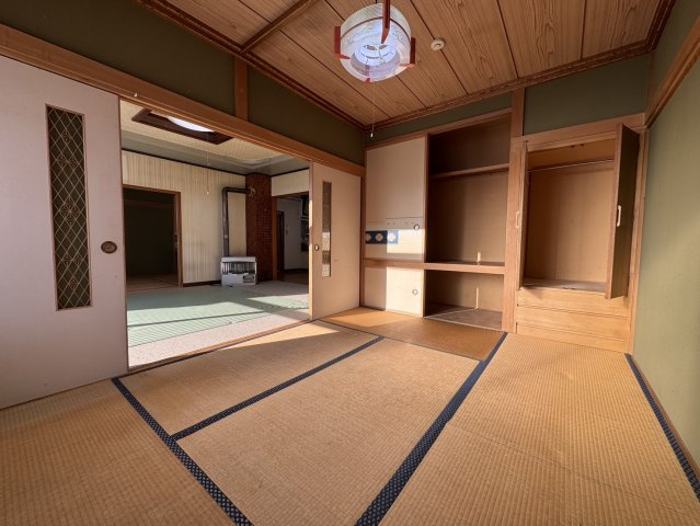 【釧路市桜ケ岡】角地で陽当り良好！駐車3台可＆ボイラー交換済の広々4LDKの和室|リビングと繋がる開放的な和室。日当たりも良く寛ぎのひと時を。