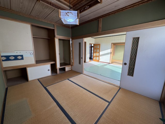 【釧路市桜ケ岡】角地で陽当り良好！駐車3台可＆ボイラー交換済の広々4LDKの和室|二面採光で明るい和室。リビングと繋がり開放感ある広々空間。